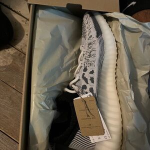 Yeezy 350 v2 compact